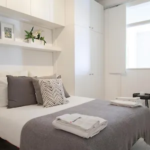https://feels-like-home-madragoa-fresh-design-apartment.hotels-lisbon-portugal.com